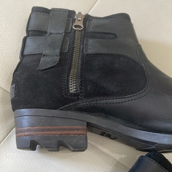 Sorel women’s Lolla Black Ankle Boots Nubuck leather and suede size 8 side zip - Picture 15 of 16